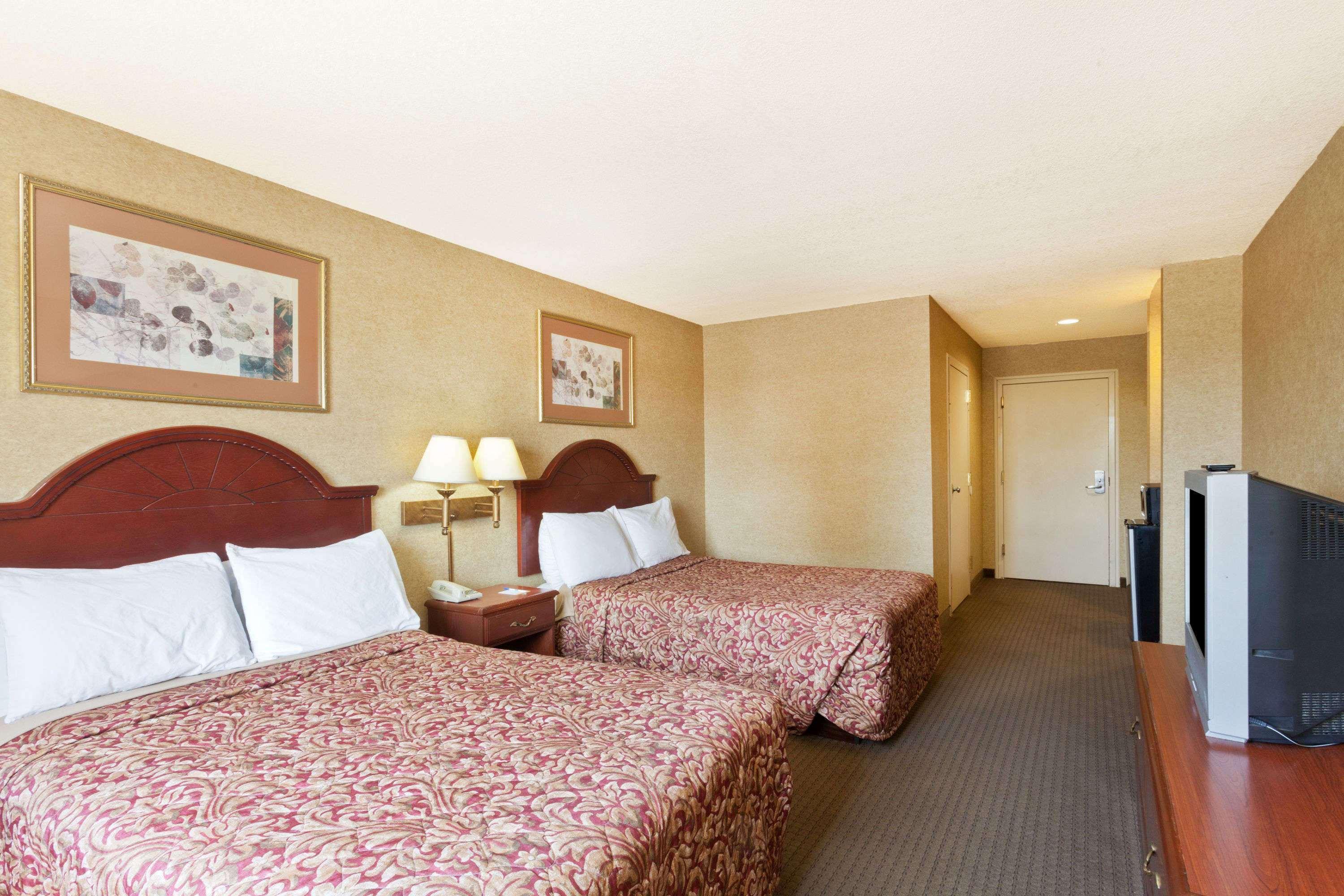 Days Inn & Suites By Wyndham Wynne Dış mekan fotoğraf