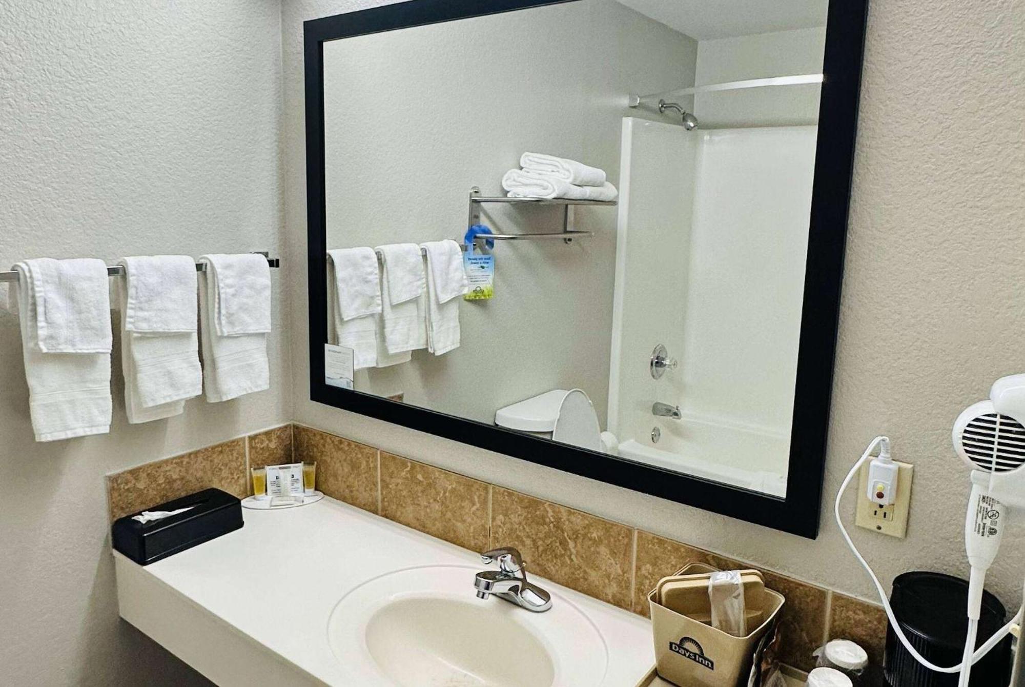 Days Inn & Suites By Wyndham Wynne Dış mekan fotoğraf
